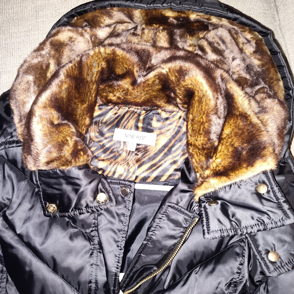 "Last Call" Women's Nine West Luxurious Black Quilted Coat with Faux Fur Trim - Picture 4 of 6
